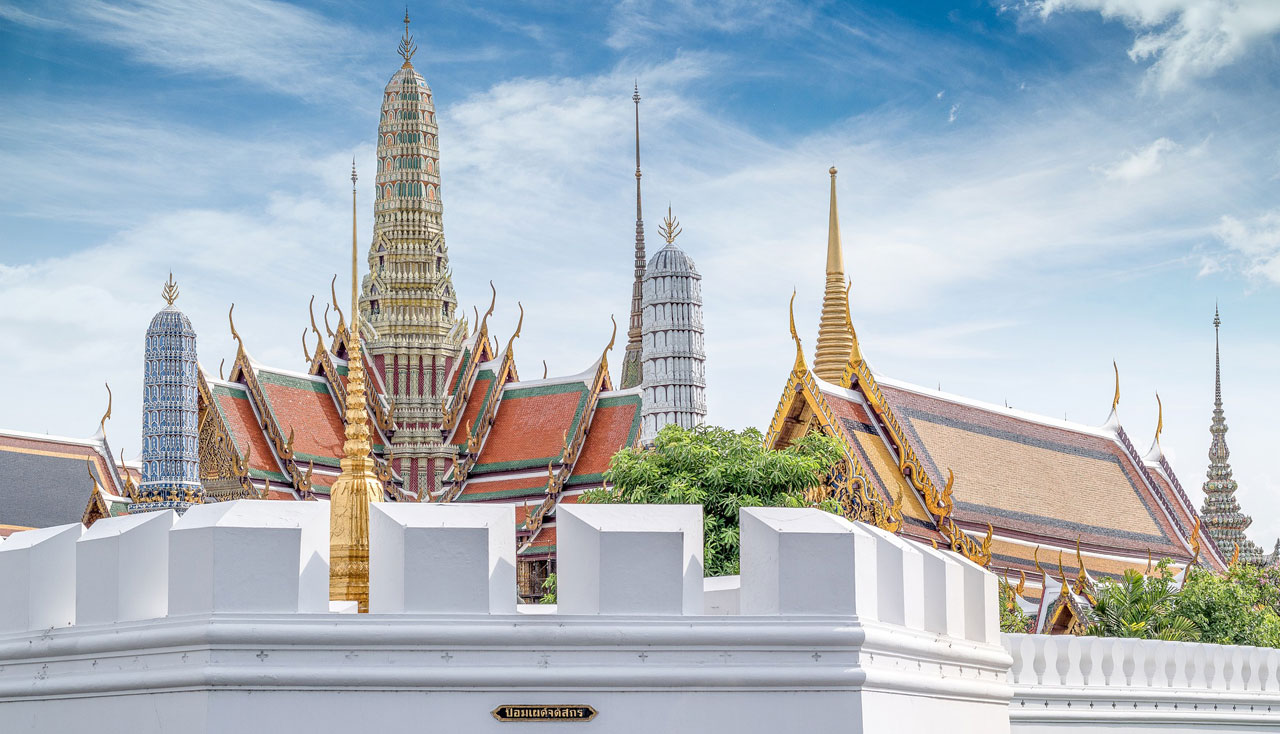 How to travel from Phnom Penh, Siem Reap to Bangkok by bus - temple of emerald